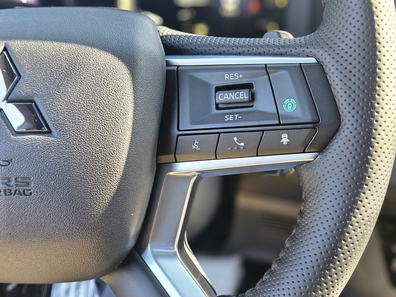 Mitsubishi Outlander Plug-In Hybrid Vehicle Full-screen Gallery Image 27