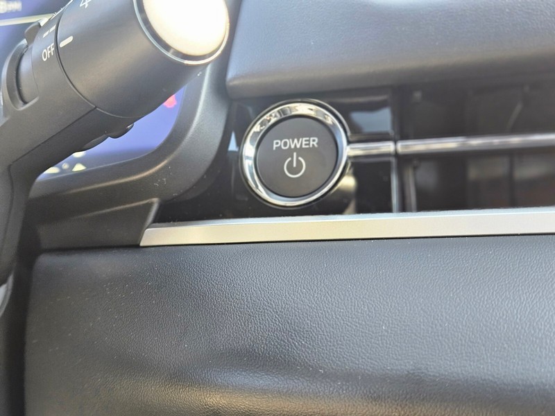 Mitsubishi Outlander Plug-In Hybrid Vehicle Full-screen Gallery Image 28