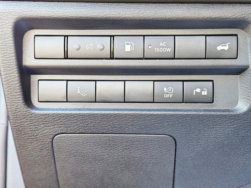 Mitsubishi Outlander Plug-In Hybrid Vehicle Full-screen Gallery Image 31