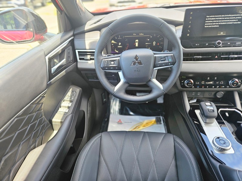 Mitsubishi Outlander Vehicle Full-screen Gallery Image 11