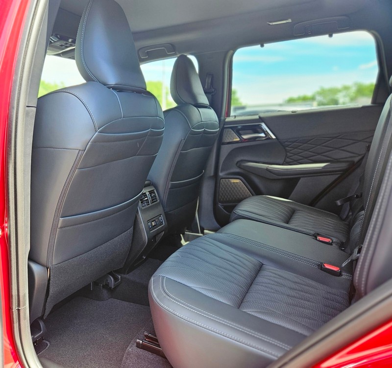 Mitsubishi Outlander Vehicle Full-screen Gallery Image 14