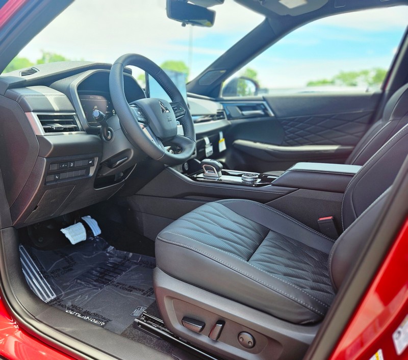 Mitsubishi Outlander Vehicle Full-screen Gallery Image 15