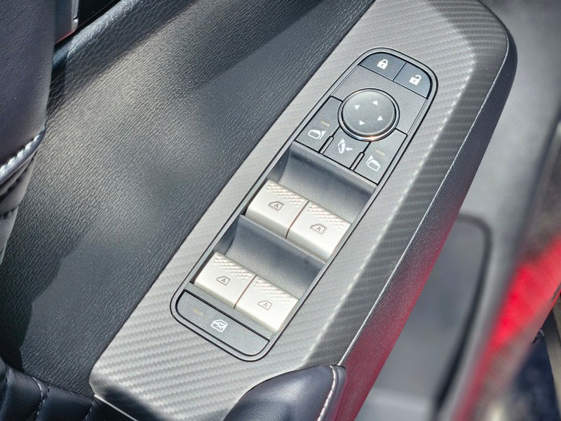 Mitsubishi Outlander Vehicle Full-screen Gallery Image 16