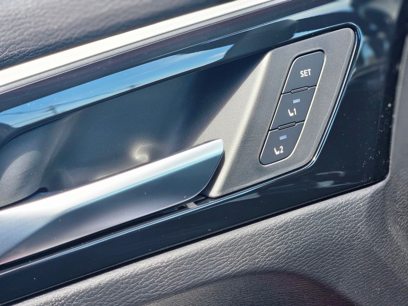 Mitsubishi Outlander Vehicle Full-screen Gallery Image 17