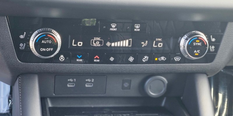 Mitsubishi Outlander Vehicle Full-screen Gallery Image 20