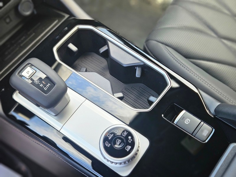 Mitsubishi Outlander Vehicle Full-screen Gallery Image 21