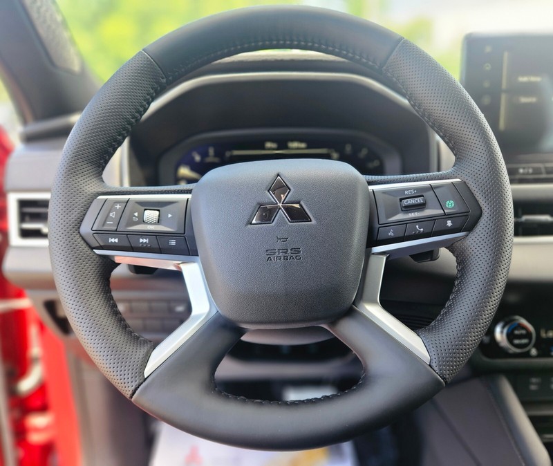 Mitsubishi Outlander Vehicle Full-screen Gallery Image 24