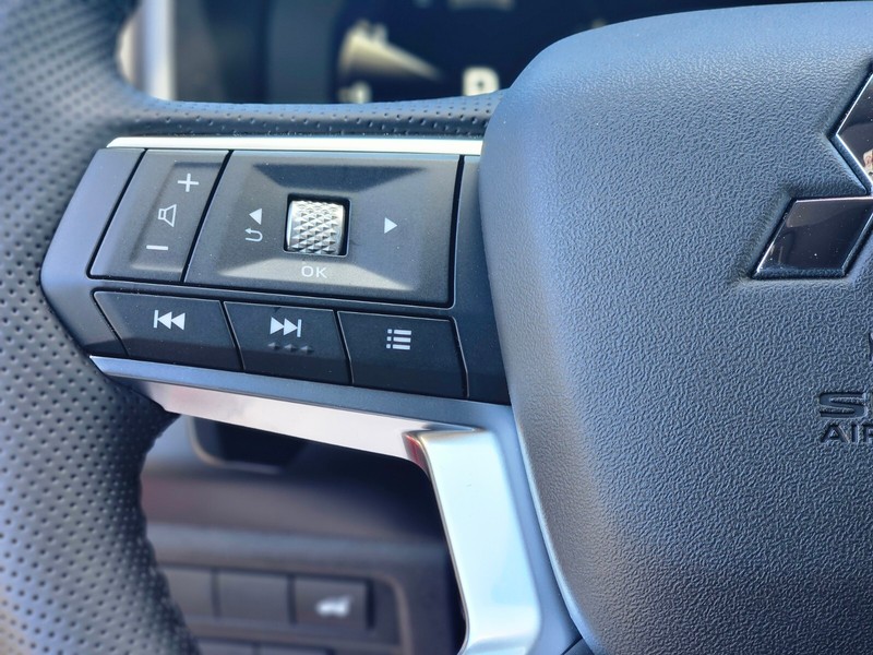 Mitsubishi Outlander Vehicle Full-screen Gallery Image 25