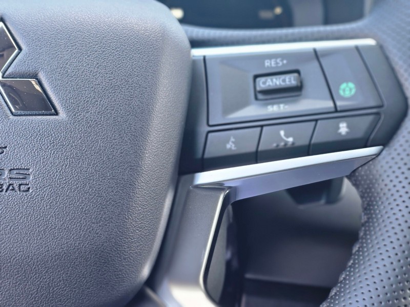 Mitsubishi Outlander Vehicle Full-screen Gallery Image 26