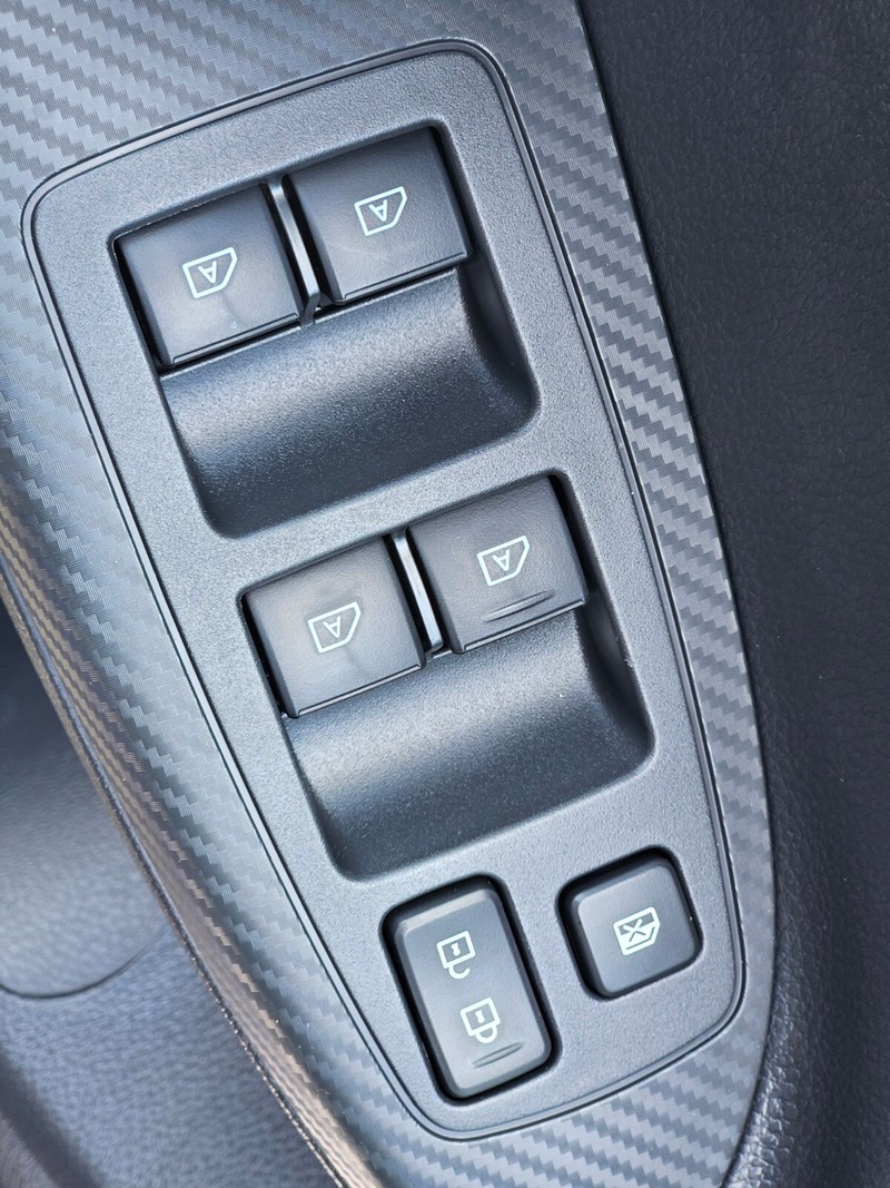 Mitsubishi Eclipse Cross Vehicle Full-screen Gallery Image 18