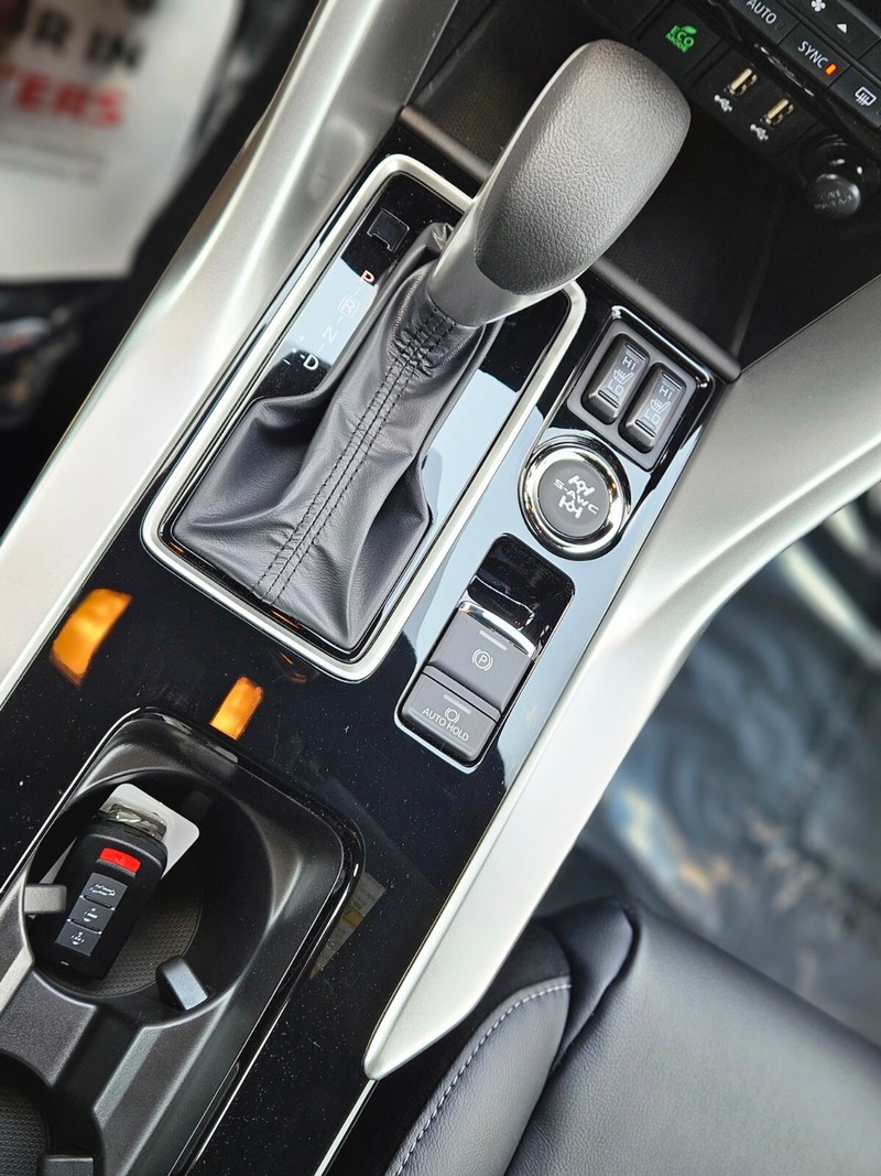 Mitsubishi Eclipse Cross Vehicle Full-screen Gallery Image 23