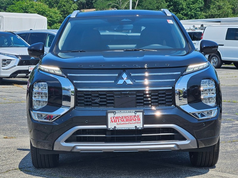 Mitsubishi Outlander Plug-In Hybrid Vehicle Full-screen Gallery Image 03