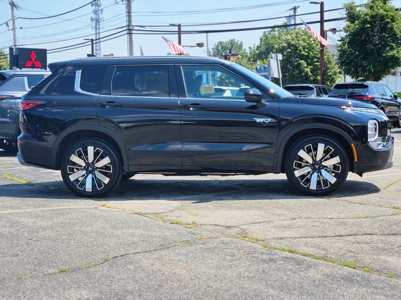 Mitsubishi Outlander Plug-In Hybrid Vehicle Full-screen Gallery Image 05