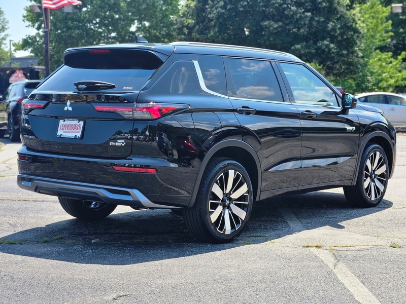 Mitsubishi Outlander Plug-In Hybrid Vehicle Full-screen Gallery Image 06