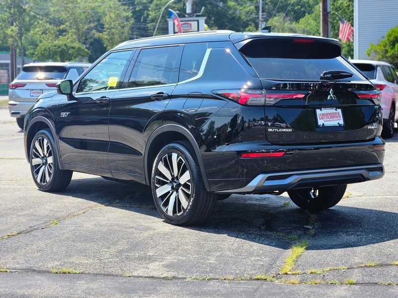 Mitsubishi Outlander Plug-In Hybrid Vehicle Full-screen Gallery Image 08