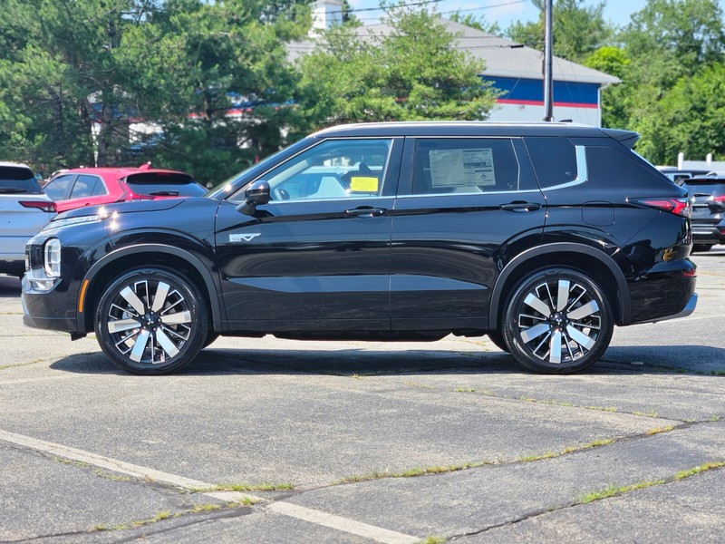 Mitsubishi Outlander Plug-In Hybrid Vehicle Full-screen Gallery Image 09