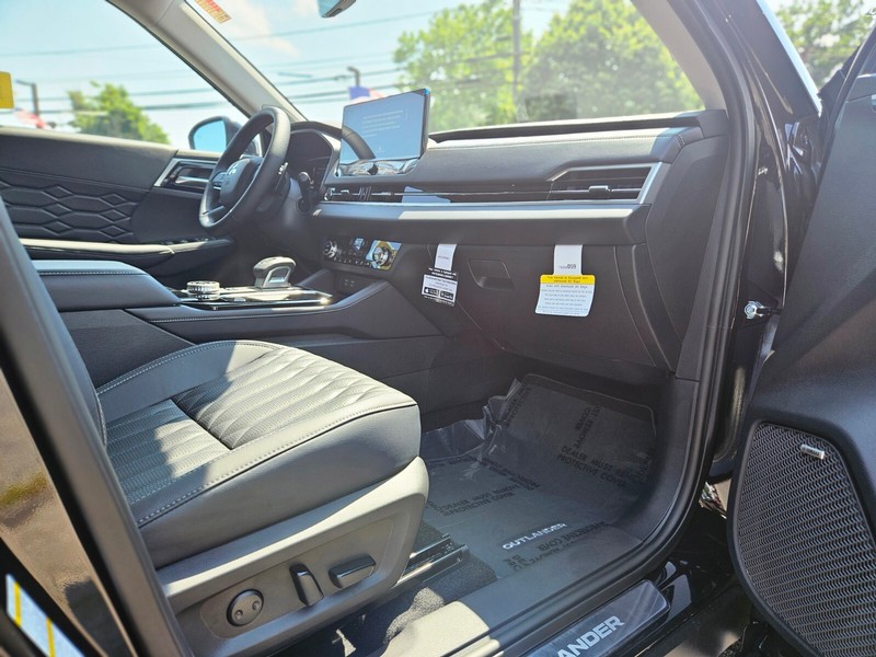 Mitsubishi Outlander Plug-In Hybrid Vehicle Full-screen Gallery Image 10