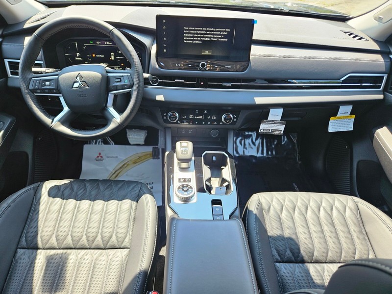 Mitsubishi Outlander Plug-In Hybrid Vehicle Full-screen Gallery Image 11