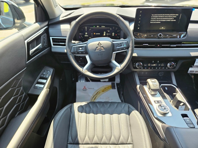 Mitsubishi Outlander Plug-In Hybrid Vehicle Full-screen Gallery Image 12