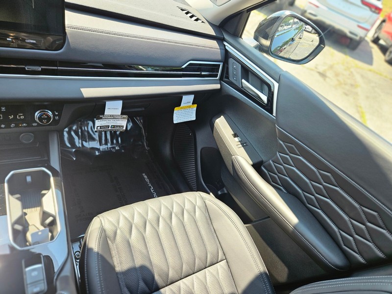 Mitsubishi Outlander Plug-In Hybrid Vehicle Full-screen Gallery Image 13