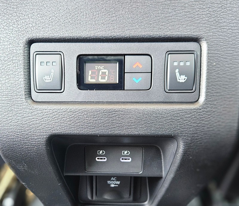 Mitsubishi Outlander Plug-In Hybrid Vehicle Full-screen Gallery Image 14