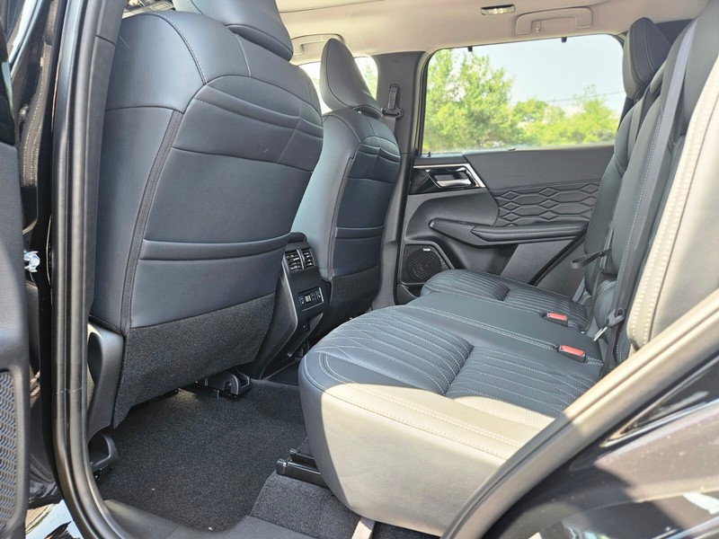 Mitsubishi Outlander Plug-In Hybrid Vehicle Full-screen Gallery Image 15