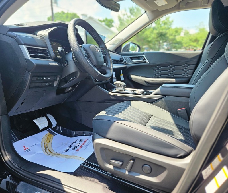 Mitsubishi Outlander Plug-In Hybrid Vehicle Full-screen Gallery Image 16