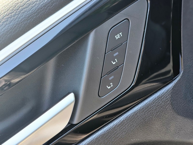 Mitsubishi Outlander Plug-In Hybrid Vehicle Full-screen Gallery Image 17