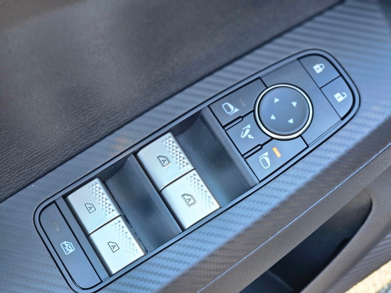 Mitsubishi Outlander Plug-In Hybrid Vehicle Full-screen Gallery Image 18
