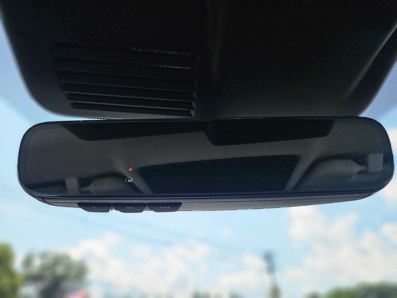 Mitsubishi Outlander Plug-In Hybrid Vehicle Full-screen Gallery Image 19
