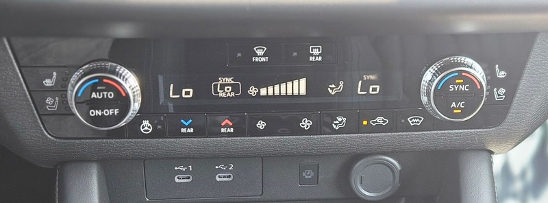 Mitsubishi Outlander Plug-In Hybrid Vehicle Full-screen Gallery Image 22