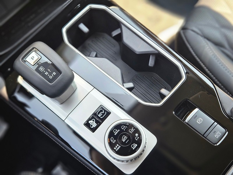 Mitsubishi Outlander Plug-In Hybrid Vehicle Full-screen Gallery Image 23