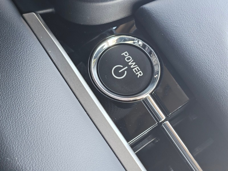 Mitsubishi Outlander Plug-In Hybrid Vehicle Full-screen Gallery Image 24