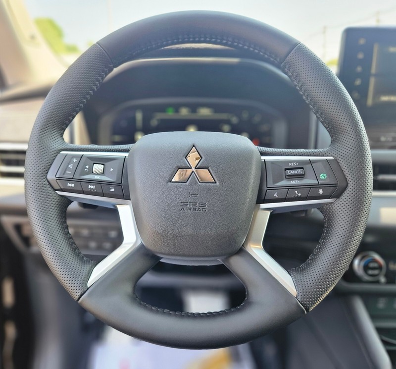 Mitsubishi Outlander Plug-In Hybrid Vehicle Full-screen Gallery Image 25
