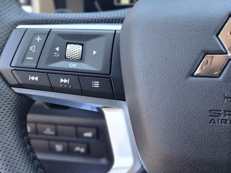 Mitsubishi Outlander Plug-In Hybrid Vehicle Full-screen Gallery Image 26