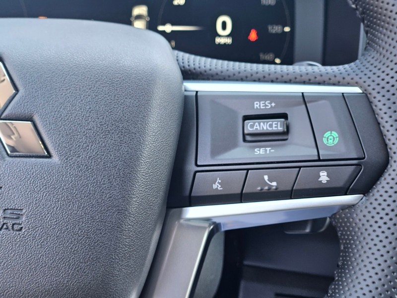 Mitsubishi Outlander Plug-In Hybrid Vehicle Full-screen Gallery Image 27