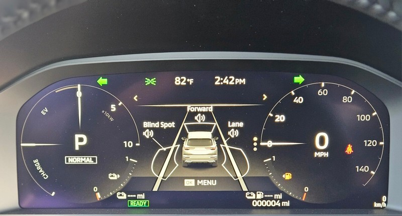 Mitsubishi Outlander Plug-In Hybrid Vehicle Full-screen Gallery Image 28