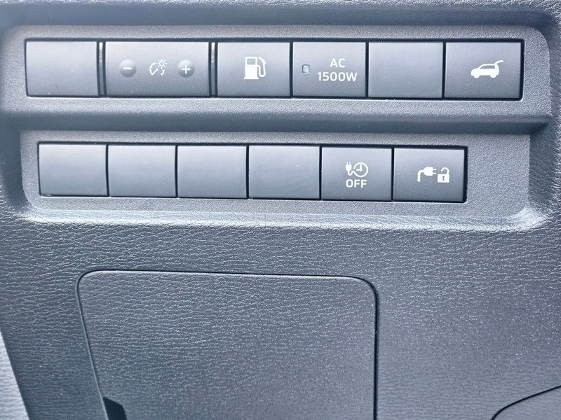 Mitsubishi Outlander Plug-In Hybrid Vehicle Full-screen Gallery Image 29