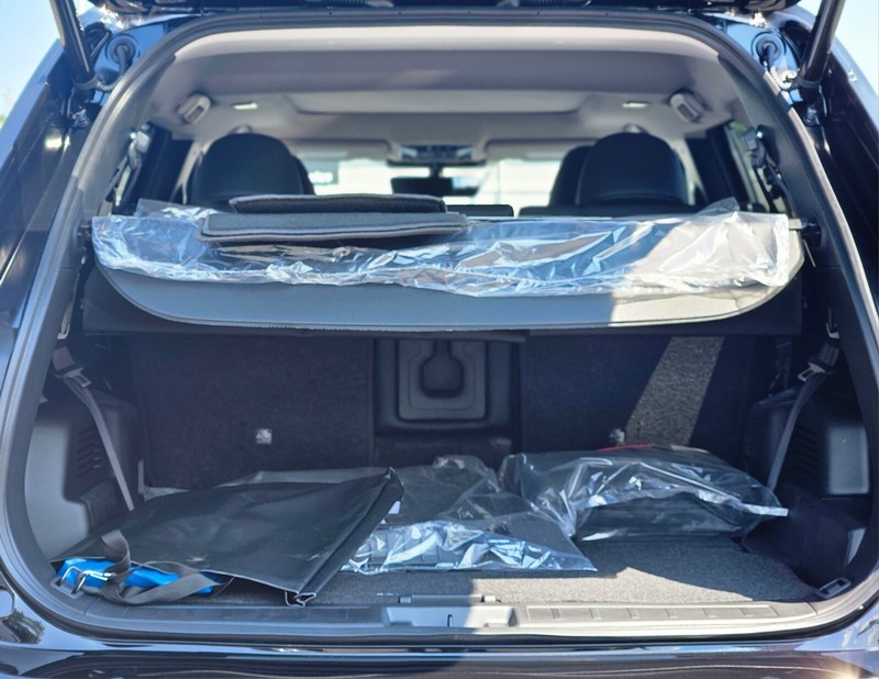 Mitsubishi Outlander Plug-In Hybrid Vehicle Full-screen Gallery Image 30