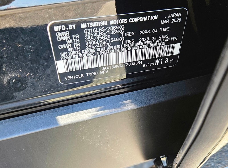 Mitsubishi Outlander Plug-In Hybrid Vehicle Full-screen Gallery Image 32