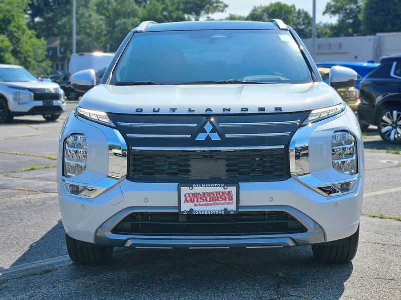 Mitsubishi Outlander Plug-In Hybrid Vehicle Full-screen Gallery Image 02