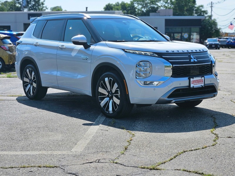 Mitsubishi Outlander Plug-In Hybrid Vehicle Full-screen Gallery Image 03