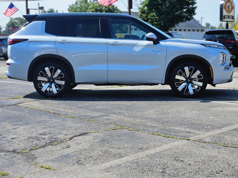 Mitsubishi Outlander Plug-In Hybrid Vehicle Full-screen Gallery Image 04