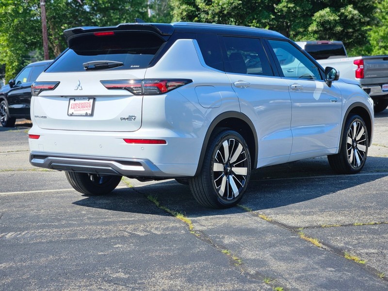 Mitsubishi Outlander Plug-In Hybrid Vehicle Full-screen Gallery Image 05