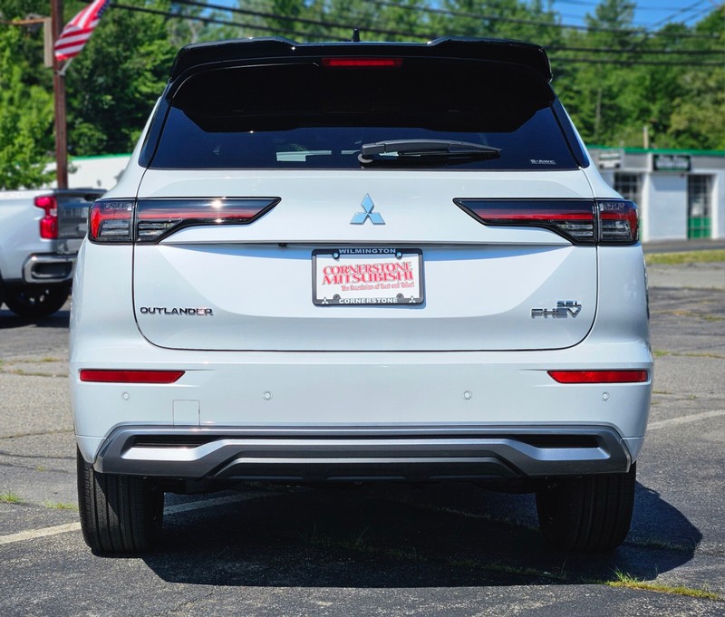 Mitsubishi Outlander Plug-In Hybrid Vehicle Full-screen Gallery Image 06
