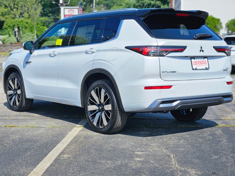 Mitsubishi Outlander Plug-In Hybrid Vehicle Full-screen Gallery Image 07