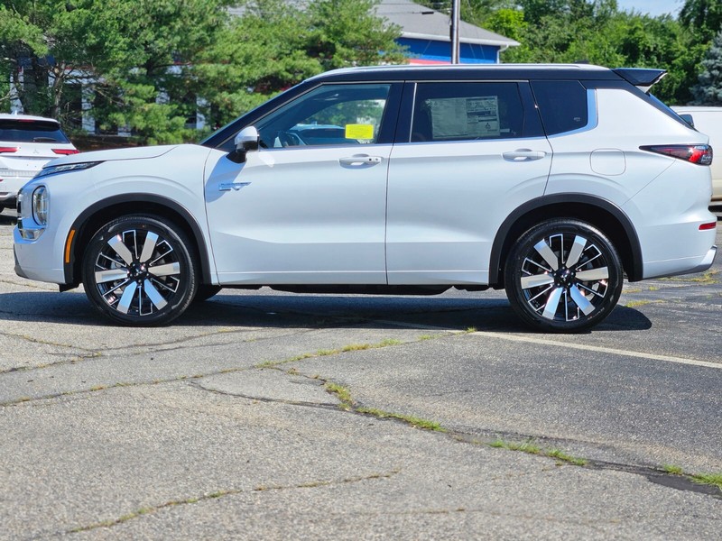 Mitsubishi Outlander Plug-In Hybrid Vehicle Full-screen Gallery Image 08