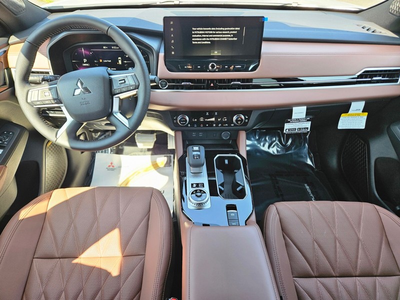 Mitsubishi Outlander Plug-In Hybrid Vehicle Full-screen Gallery Image 10