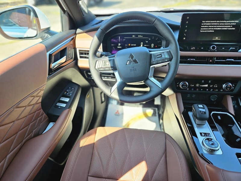 Mitsubishi Outlander Plug-In Hybrid Vehicle Full-screen Gallery Image 11
