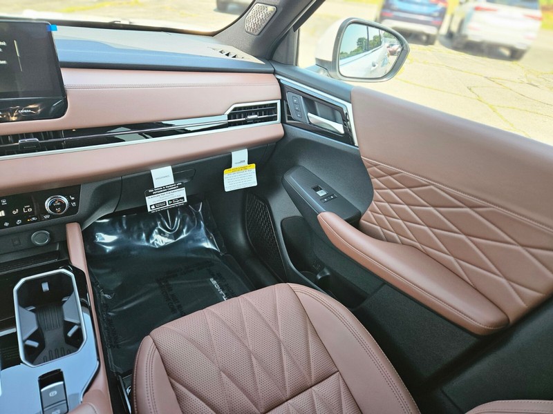 Mitsubishi Outlander Plug-In Hybrid Vehicle Full-screen Gallery Image 12